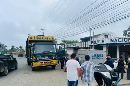 Babahoyo. El camión aparece estacionado frente a la unida policial, ubicado en la parroquia Mata de Cacao.