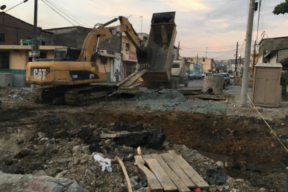 Hace pocos días se abrió un tremendo hueco en la esquina de la 23 y Argentina. En toda la vía se reemplazará el sistema de aguas lluvias y servidas