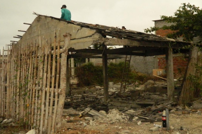 Poco a poco fueron derribando la casa abandonada.