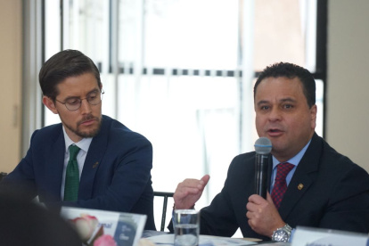 Esteban Bernal (d), Ministro de Inclusión Economocia y Social, Guillermo Avellán (i), Gerente General del Banco Central.