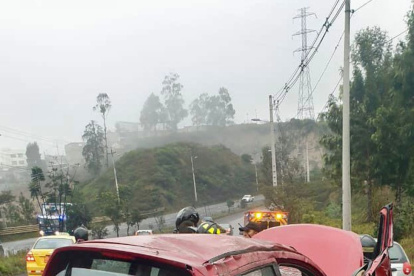 Control. Pese a que ayer no llovió, la calzada continuaba húmeda.