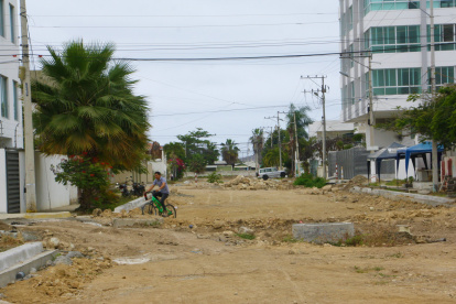 Vía intransitable. En la calle Cuarta resulta imposible circular con facilidad, debido a los trabajos que los conductores hallan a su paso. Hay rocas, tierra y hasta tuberías expuestas.