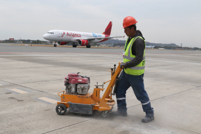 Señalética. Ayer trabajadores pulían el piso de los parqueos para pintar nuevamente la señalética.