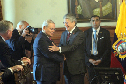 El presidente Guillermo Lasso saluda al senador demócrata Bob Menéndez en Carondelet.