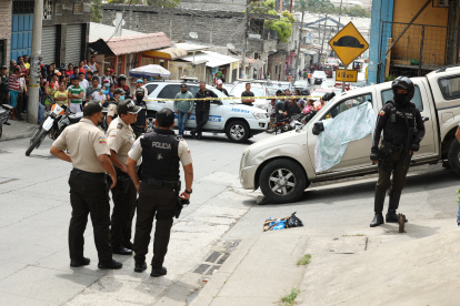 Guayaquil. La camioneta Chevrolet que conducía la víctima aparece estacionada a escasos metros de su casa.