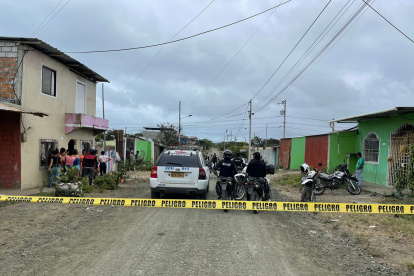 Investigación. Escenario donde se dieron los hechos de sangre el miércoles pasado. La policía recopila datos.