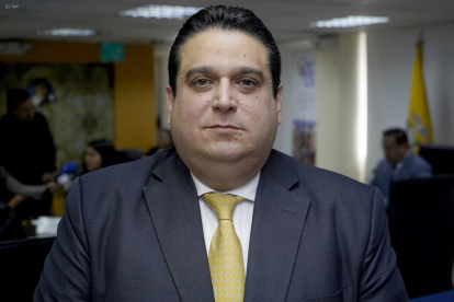 Larrea se ha desempeñado como abogado en el sector público y privado. También, es profesor universitario.