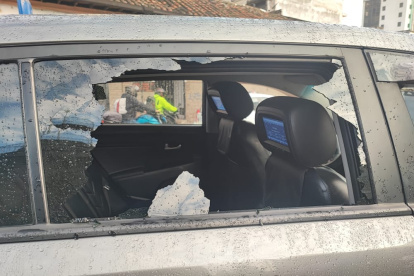 El abogado Jesús López denunció que unos hombres en moto rompieron uno de los vidrios de su vehículo.