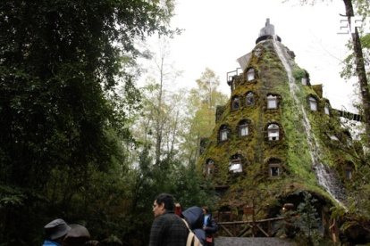 Fotografía del 5 de octubre de 2022, del Hotel Huilo Huilo Montaña Mágica en la Reserva Biológica de Huilo Huilo (Chile).