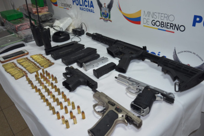 El fusil Colt junto con las otras armas y otras evidencias fueron ingresadas al centro de acopio de PJ y Antinarcóticos.