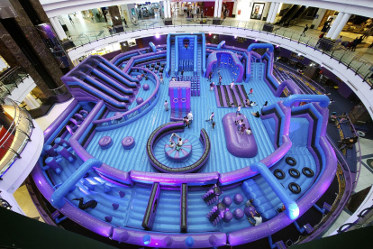 Otro lugar de interés que ahora ocupa el lugar de la antigua pista de patinaje sobre hielo en el Centro Comercial City Center. El parque inflable recién inaugurado es único en su tipo y perfecto para entretener a los niños.