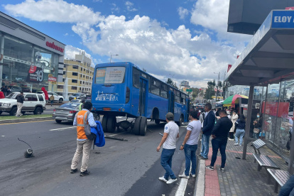 Sorpresa. El desprendimiento de la carrocería del autobús dejó conmocionado a más de uno de los transeúntes de la zona.