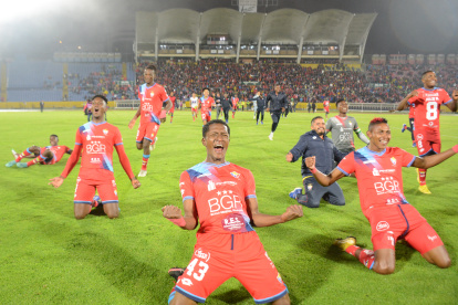 Los jugadores de El Nacional y su felicidad tras conseguir el regreso a la Serie A.