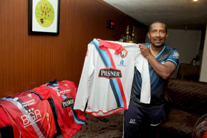 Edmundo Méndez muestra parte de la colección de camisetas que conserva en su casa.