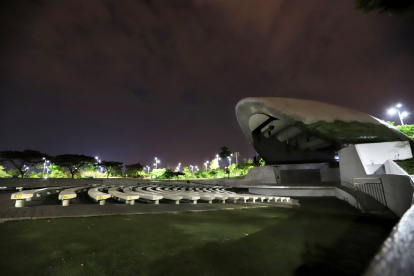 1. Samanes. En la concha acústica hay muy poca iluminación y algunas áreas están en mal estado. Hay muchas quejas por la situación general del parque.