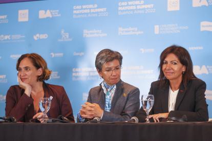 Las alcaldesas de Barcelona, Alda Colau (i); de Bogotá, Claudia López; y de París, Anne Hidalgo (d), participan en una rueda de prensa durante la Cumbre de Alcaldes, el 20 de octubre de 2022, en Buenos Aires (Argentina). Dar una vuelta de tuerca para hacer de las grandes ciudades un lugar más amable donde pasar nuestros días y contribuir a la par con el cuidado del planeta: las urbes "de 15 minutos" o "supermanzanas", con más espacio verde y peatonal, avanzan, pese a algunas resistencias, a pasos de gigante. Un enfoque que se debate en la Cumbre Global de Alcaldes de C40, que se celebra en Buenos Aires y que busca algo así como volver al origen, cuando los grandes núcleos urbanos eran lugares más accesibles, con mayores vínculos entre los vecinos y con más personas que coches. EFE/ Juan Ignacio Roncoroni