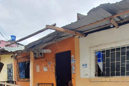 Escenario. Joffre, uno de los afectados por el atentado, espera junto a su puerta a las brigadas del Gobierno.