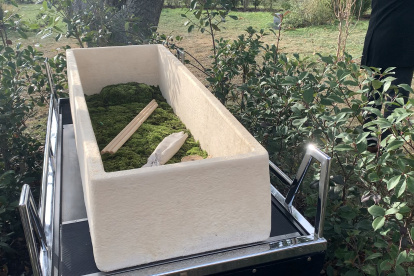 Uno de los nuevos ataúdes vivos del cementerio de Viena, hecho de hongos y que actúa como fertilizante natural. EFE/ Jesús Calero