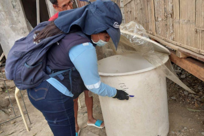 Programa. En la Zona 8 existen brigadas que entregan abatizadores a familias para los tanques de agua.