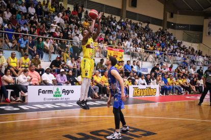Barcelona (amarillo) perdió ante Jorge Guzmán, en el segundo duelo de la final de la Liga BásquetPro.