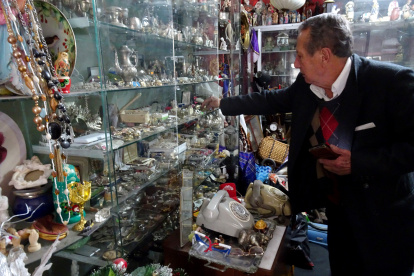 Cuenca. Oswaldo Jiménez Rodríguez es un maestro de escuela jubilado, aparece rodeado de antigüedades.