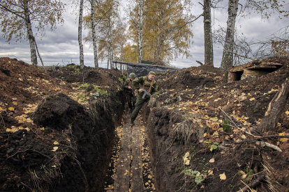 Militares de la Guardia Nacional de Ucrania en la posición al norte de la región de Jarkov, en el noreste de Ucrania, el 21 de octubre de 2022.