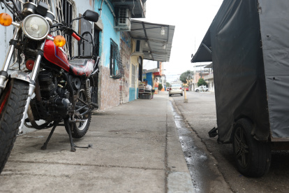Violencia. En esta vereda vende almuerzos y meriendas la mujer baleada junto a su niña de 12 años.