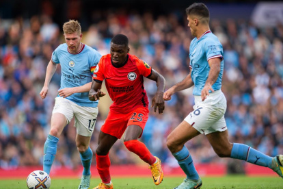 El ecuatoriano Moisés Caicedo (25) disputa la pelota con Kevin de Bruyne (17) y Rodrigo.