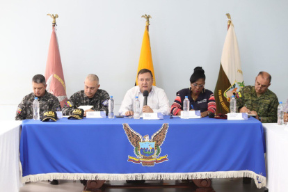 Reunión. El ministro del Interior Juan Zapata llegó junto a la cúpula policial para detallar las acciones que realizaran para frenar la delincuencia.