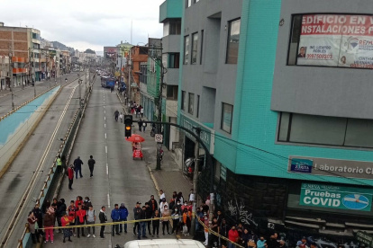 El cuerpo de la víctima quedó atrapado debajo del neumático del vehículo de pasajeros.