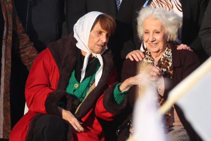Fotografía de archivo fechada el 2 de septiembre de 2022 que muestra a la presidenta de las Abuelas de Plaza de Mayo, Estela de Carlotto (d), y otra de sus compañeras en una manifestación en apoyo a la vicepresidenta argentina Cristina Fernández de Kirchner, en la Plaza de Mayo en Buenos Aires (Argentina).