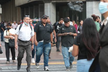 Postales. 1. En la vía pública es común ver a la mayoría de ciudadanos sin una mascarilla, como en el centro de Guayaquil. Eso dejó de ser una obligación, pero se mantiene en espacios cerrados. 2. En el Malecón 2000, visitantes pasean sin un cubrebocas. Otros sí lo llevan puesto.