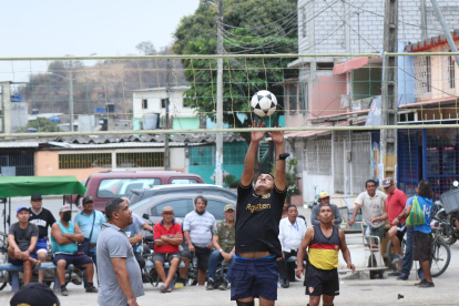 Tres jugadores por equipo alinean. No importa la edad, ni la cancha.