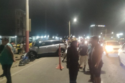 Investigación. Las autoridades realizan pericias en este caso para determinar quien cometió la infracción que desató el accidente.