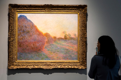 Nueva York.- Una mujer observa un cuadro de la serie "Los almiares".