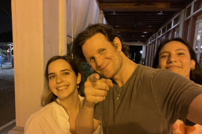 Matt Smith en una de las decenas de fotos que se tomó con sus fans en Guayaquil.
