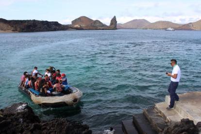 Reporte. El barco se desplazaba por la isla Santa Cruz haciendo turismo