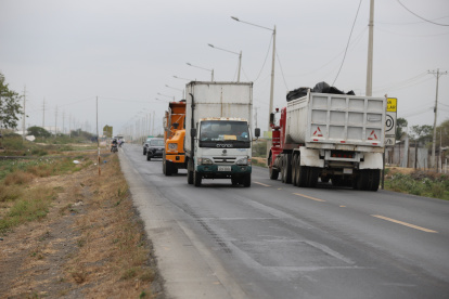 Panorama. Los conductores reclaman que la vía es angosta, por lo que solicitan que se la amplíe totalmente. En la arteria pasa, en su mayoría, carros pesados y extrapesados. 2. Elementos. En un tramo de 4 kilómetros se levantan luminarias, aunque algunos postes están inclinados. Los paraderos son insuficientes. 
===