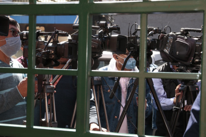 Actividades. Los trabajadores de los medios durante una cobertura de prensa efectuada en la capital.