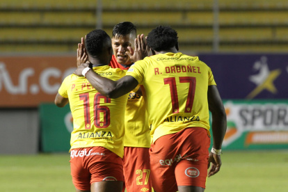 Los jugadores de Aucas festejan la clasificación a la final de la LigaPro 2022.