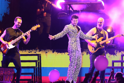 Sebastián junto a sus músicos Pablo y Toby.