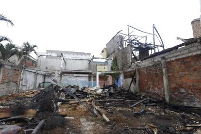 Un incendio se produjo en la madrugada de este lunes 24 de octubre en el sector de la Playita del Guasmo.