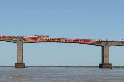 Una decena de activistas de Greenpeace se colgaron este 24 de octubre, del puente que une las ciudades de Resistencia y Corrientes (Argentina)