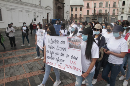 Protesta. Un medio centenar de aspirantes a policías marcharon al Palacio de Gobierno.