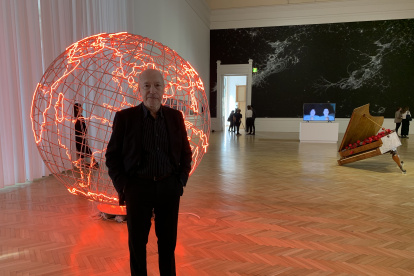 El curador cubano Gerardo Mosquera posa para los fotógrafos durante la exposición "Hot Spot.