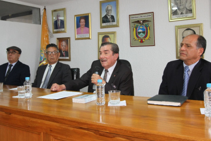 Manuel Muñoz (c), presidente de  la Confederación Nacional de Jubilados y Pensionistas de Montepío.