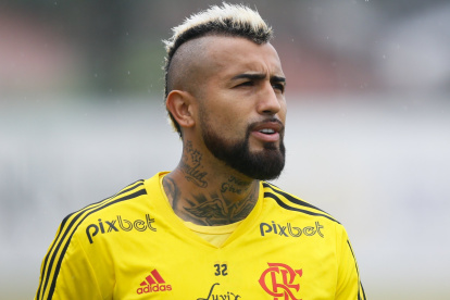 Arturo Vidal, volante chileno de Flamengo, está en duda para la final.