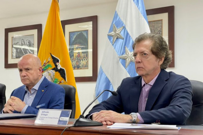 El vicepresidente de la república, Alfredo Borrero; y el presidente del Consejo Directivo del IESS, Alfredo Ortega, en una reunión en Guayaquil de inicios de octubre,