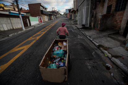 Fotografía de archivo de una mujer que realiza labores de reciclaje