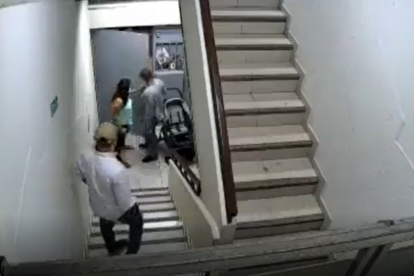 Una de las mujeres que se hizo pasar por clienta, dejó entrar a dos hombres.